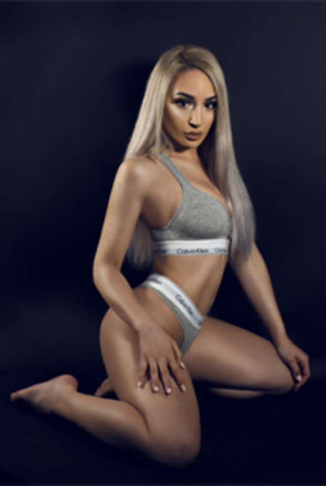 Kendra — Lake Travis stripper for birthdays, hotel/Airbnb shows, corporate events, and boat blowouts